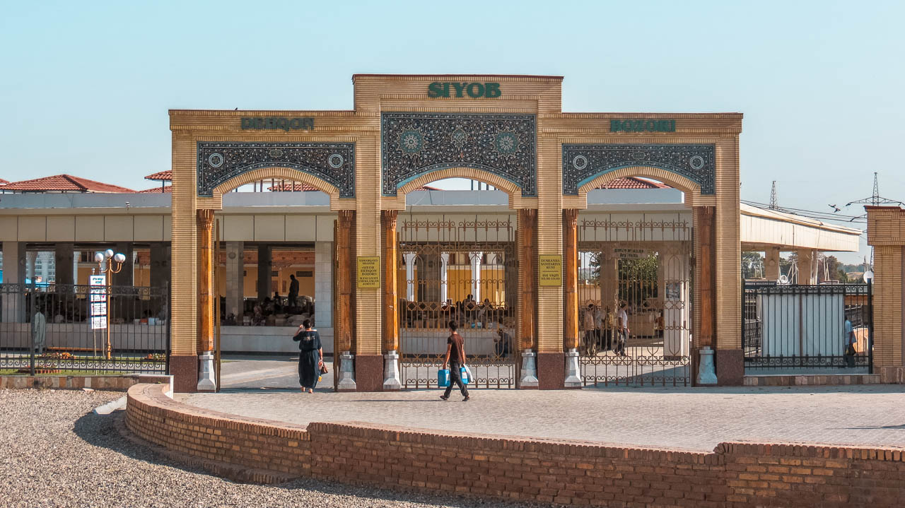 El Bazar Siyob por fuera. Se pueden ver los 3 arcos de entrada a este mercado de Samarcanda.