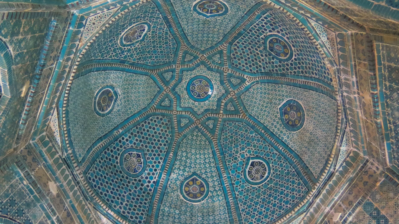 Detalles de una cúpula de Shah-i-Zinda, la avenida de los Mausoleos. Los azulejos pintados de azules y turquesas son preciosos.