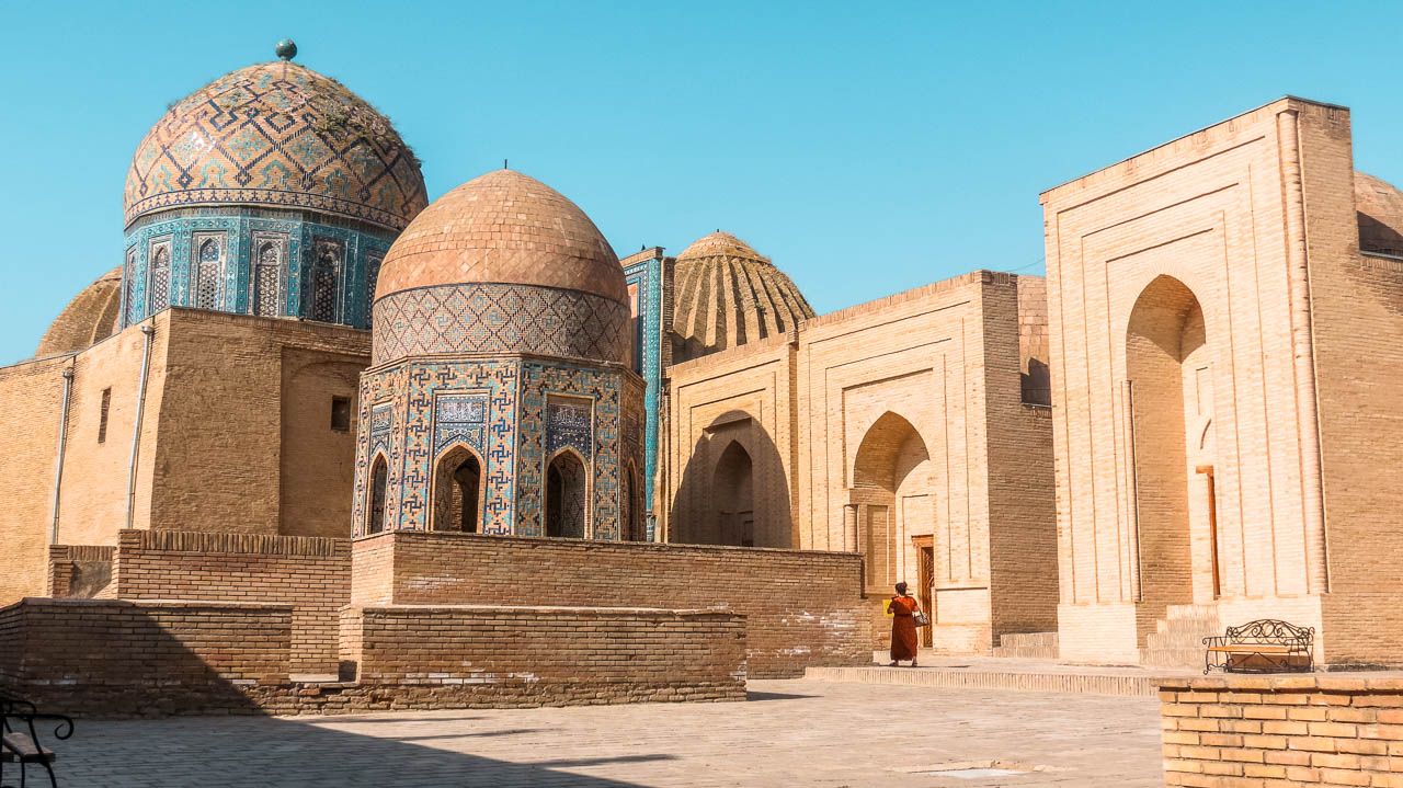 Otra perspectiva de la avenida de los Mausoleos, Shah-i-Zinda, uno de los imprescindibles que ver en Samarcanda, donde se ven las fachadas y las cúpulas.