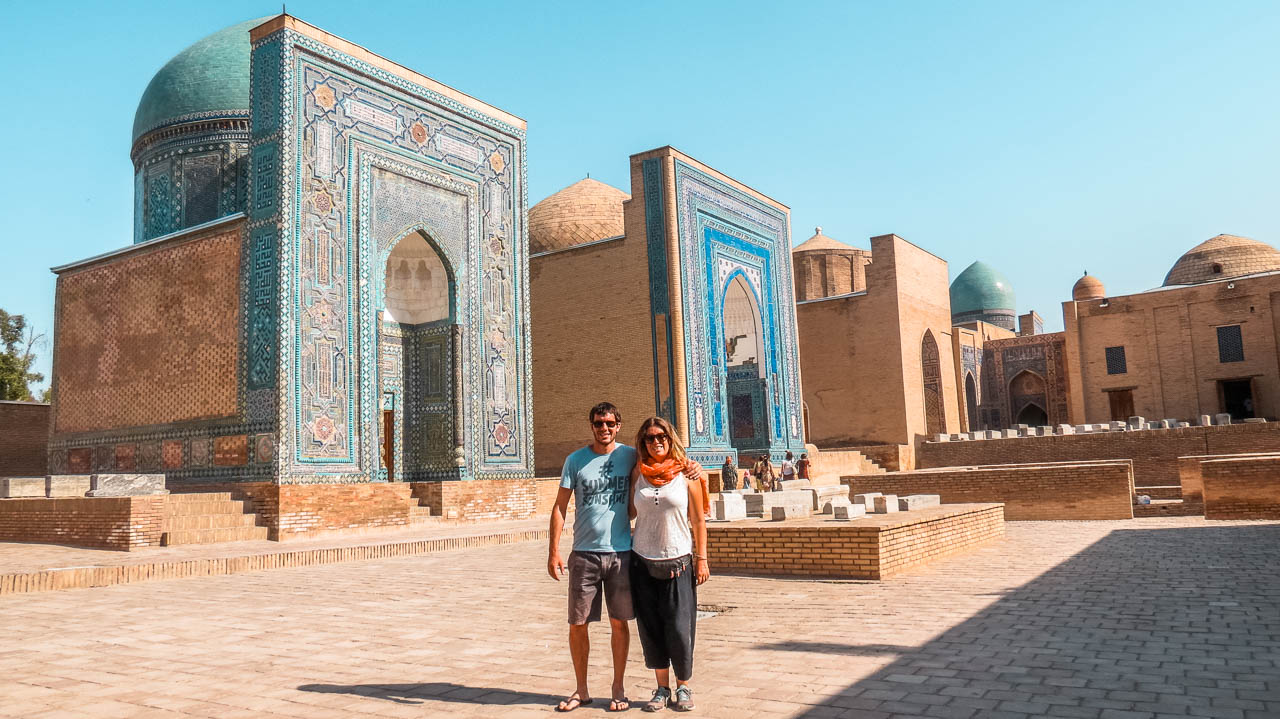 Flor y Juan en Shah-i-Zinda, la avenida de los Mausoleos, uno de los imprescindibles que ver en Samarcanda. Detrás de ellos, se encuentran varios de los mausoleos a visitar.