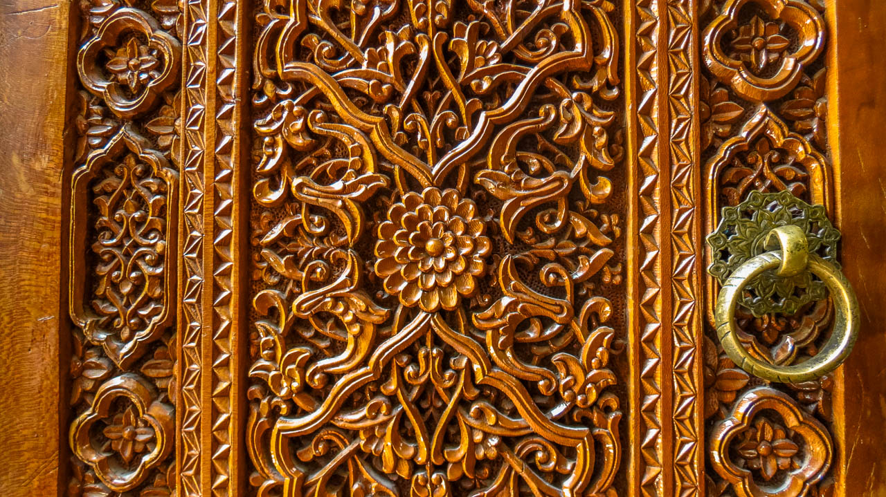Detalles de las puertas de Shah-i-Zinda, la avenida de los Mausoleos, uno de los imprescindibles que ver en Samarcanda.
