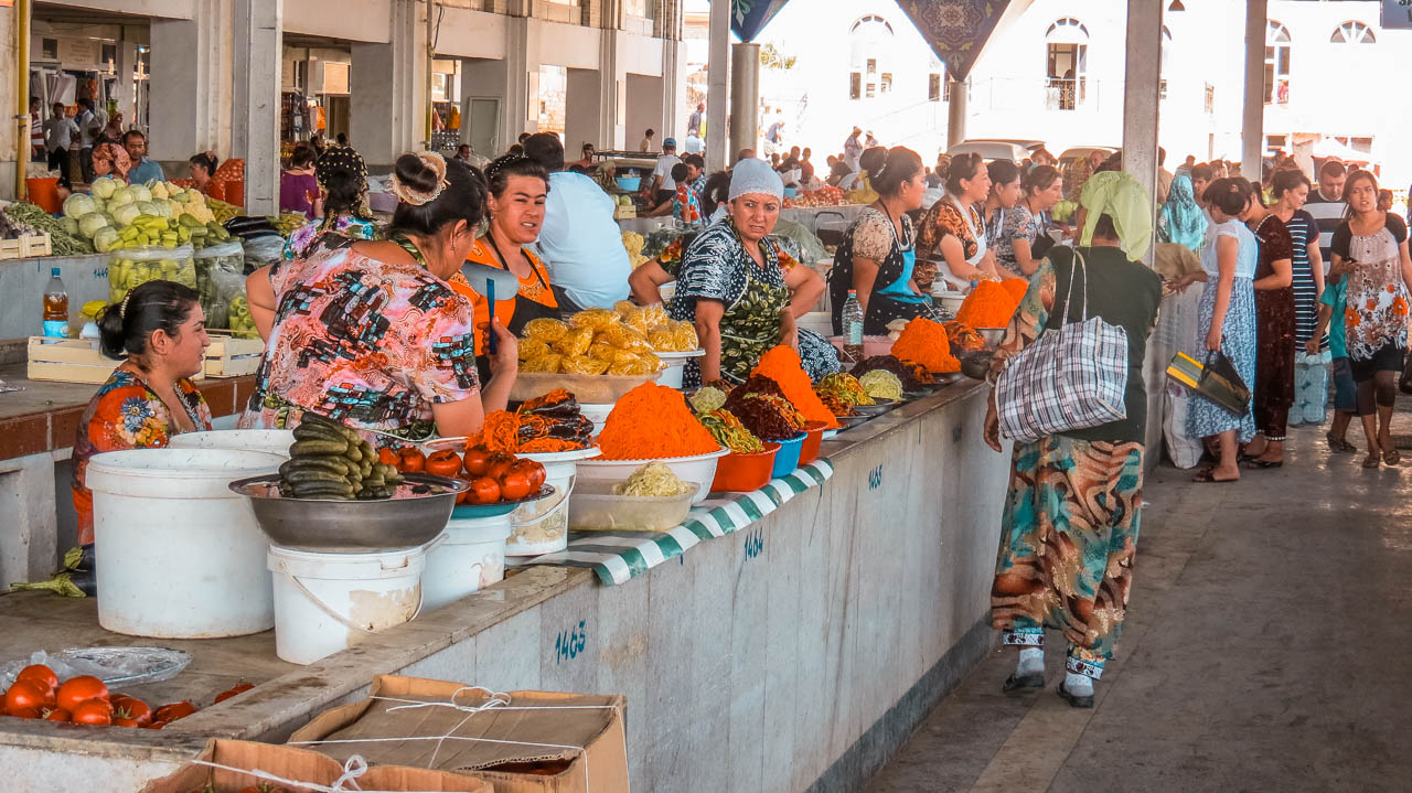 El Bazar Siyob de Samarcanda, lleno de gente haciendo sus compras. Se pueden ver muchas mujeres, que venden y que compran.