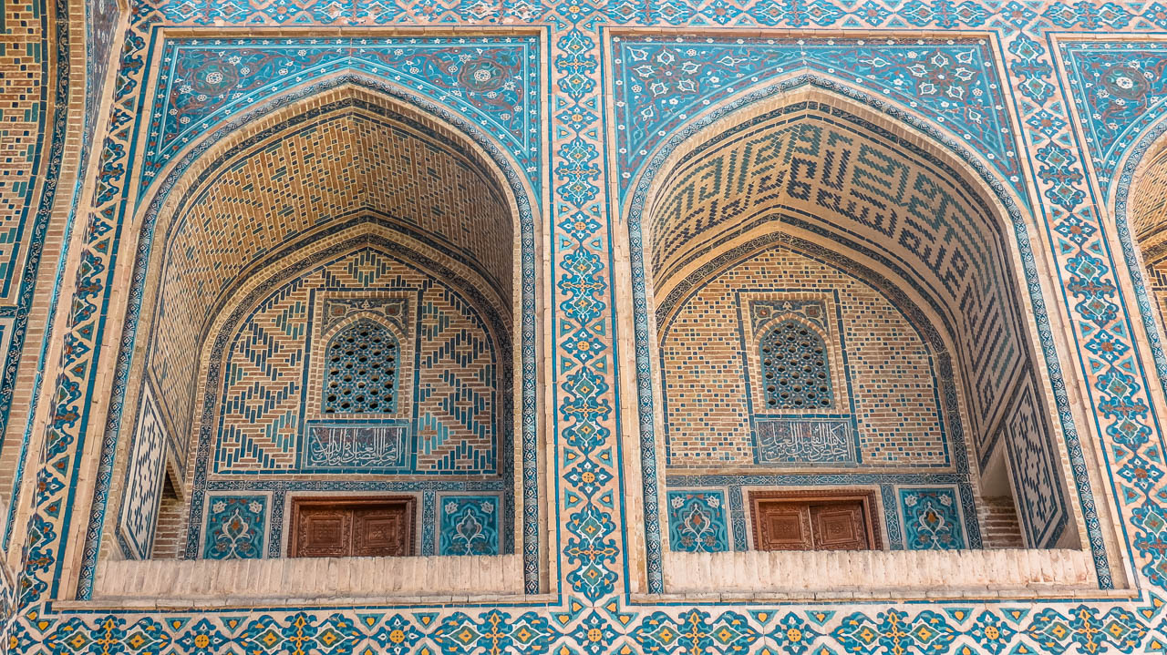 Detalles de dos ventanas de la Madraza de Ulugh Beg, en el Registán, uno de los lugares imprescindibles que ver en Samarcanda.