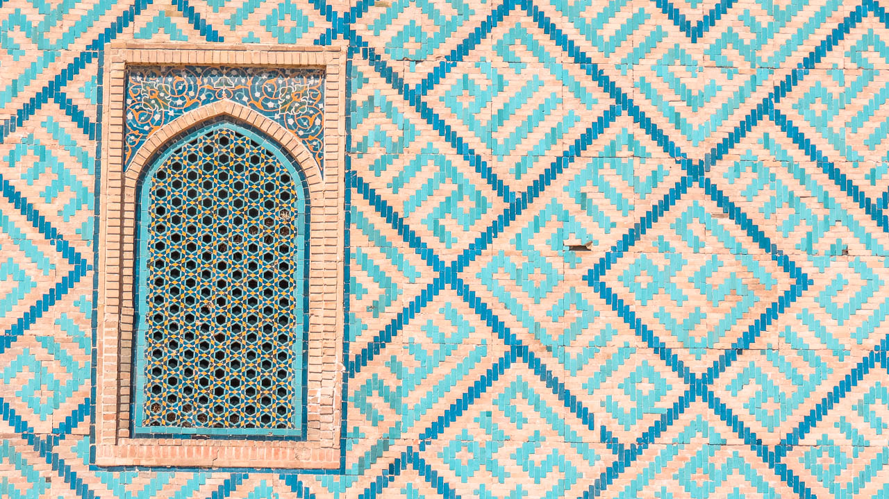 Detalles en turquesa y azules de las paredes de Madraza Sher Dor, del Registán de Samarcanda.
