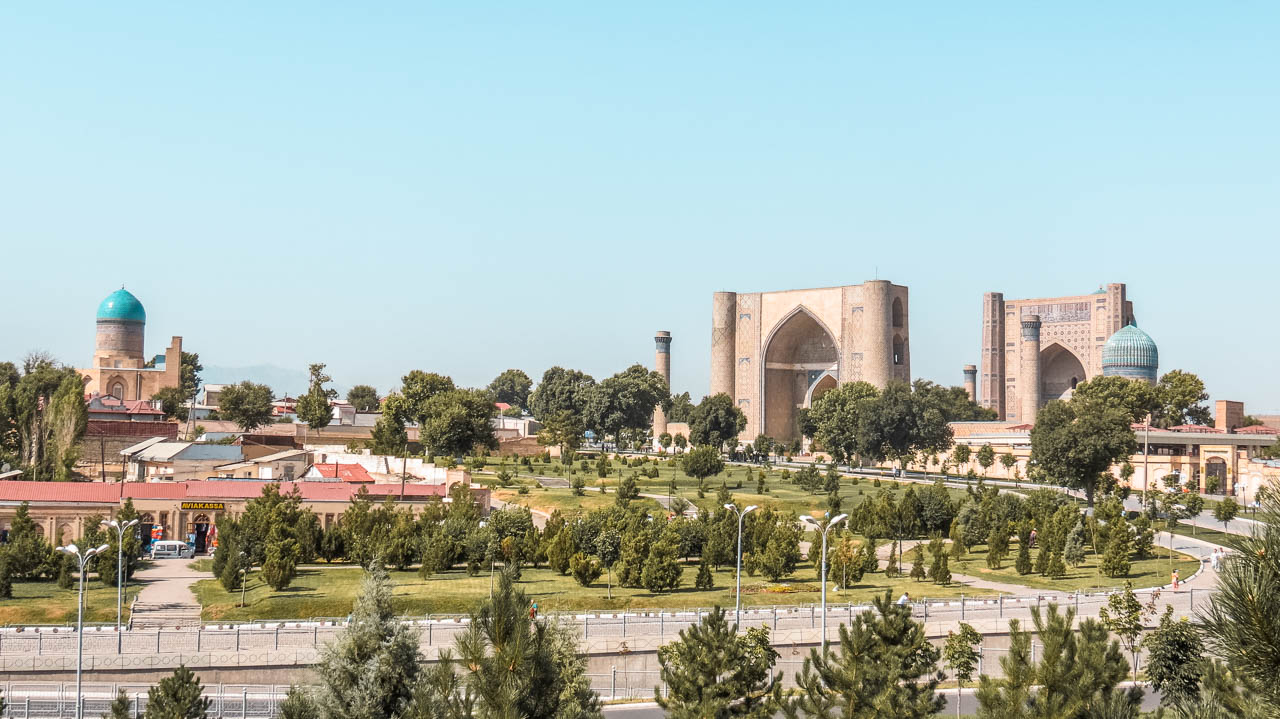 Mezquita de Bibi-Khanym desde lejos, se puede observar su imponencia.