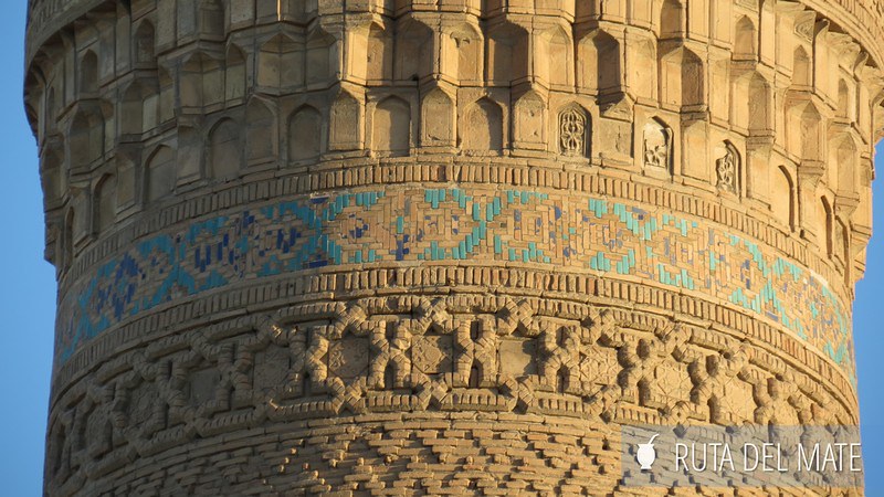 Un zoom a los detalles del Minarete Kalon de Bukhara.