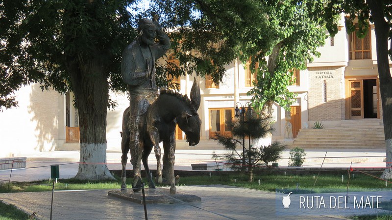 Estatua de Khoja Nasreddin bajo la sombra de los árboles de la plaza de Lyab Khaus