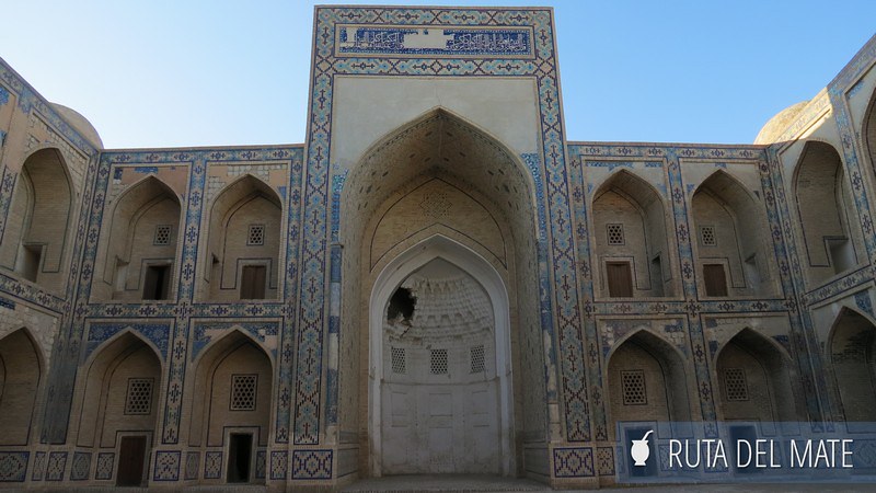 Interior de la Madrasa de Ulugbek en Bukhara, visiblemente deteriorado.
