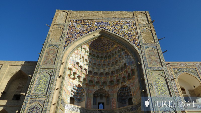 Gran portal ornamentado de la Madrasa Abdul Aziz Khan, uno de los sitios que ver en Bukhara