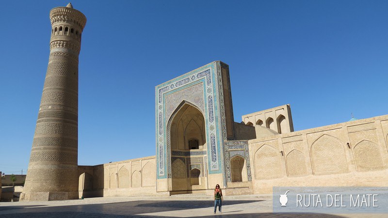 La madrasa y el minarete Kalon se alzan imponentes en la plaza de Poi-Kalyan, mientras Flor posa pequeñita a sus pies en un día celeste.