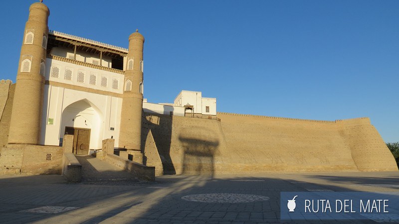 Fortaleza de Ark de Bukhara por fuera, con la luz del atardecer