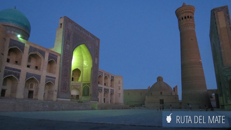 La Madrasa Mir-i-Arab de noche. La puerta iluminada. Se observa también el minarete Kalon.