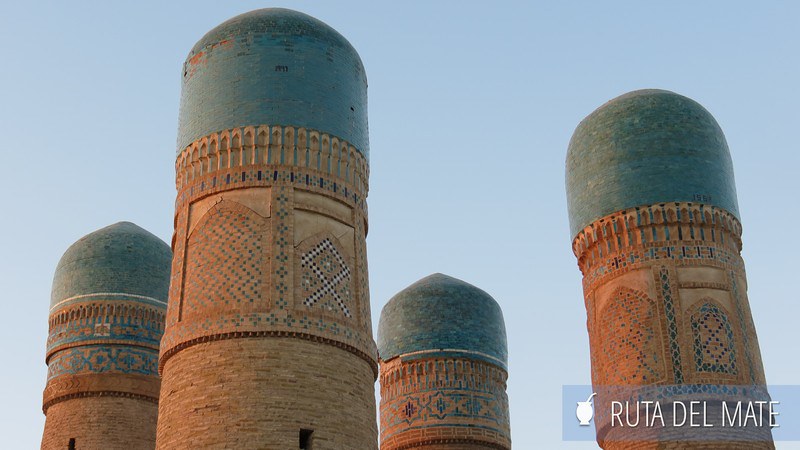 Los cuatros minaretes de Chor Minor ya al atardecer.