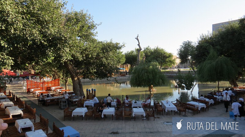 La plaza de Lyab Khaus, el estanque central, con mesas en los alrededores que pertenecen a los restaurantes y cafeterías.