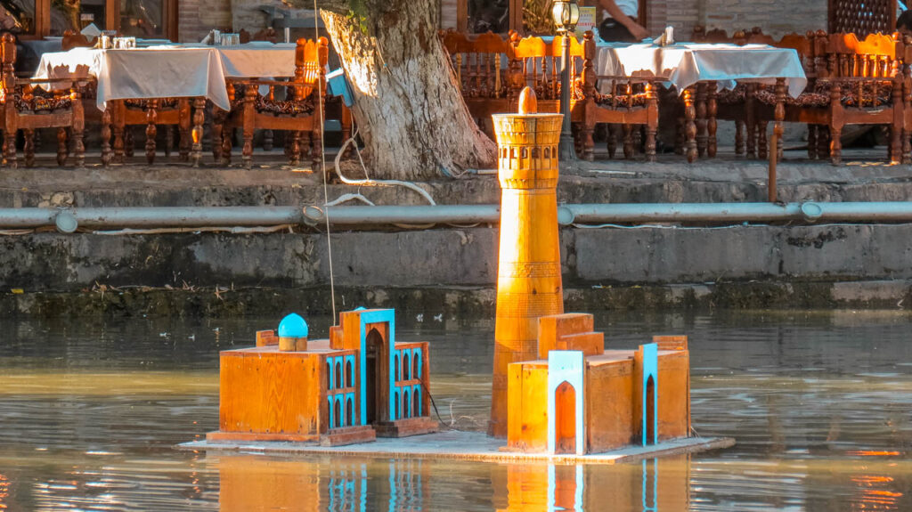 Decoración central en el estanque que se trata del Complejo de Poi-Kalyan, donde destaca el minarete Kalon, la mezquita y la madraza.