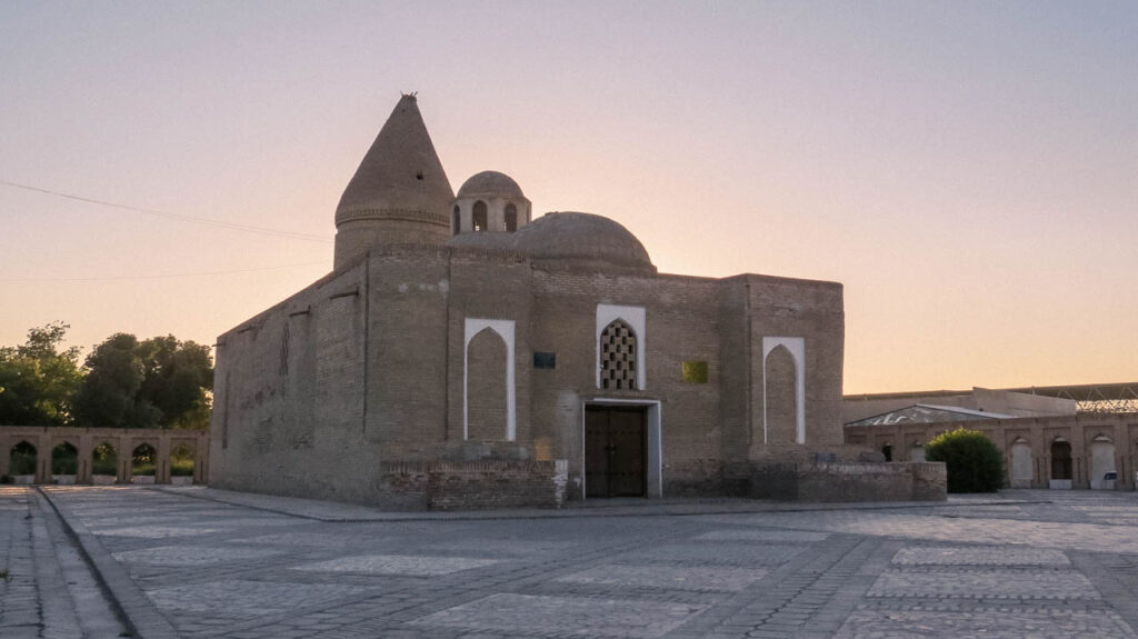Mausoleo de Chashma Ayub, en el que destaca la cupula bulbosa.