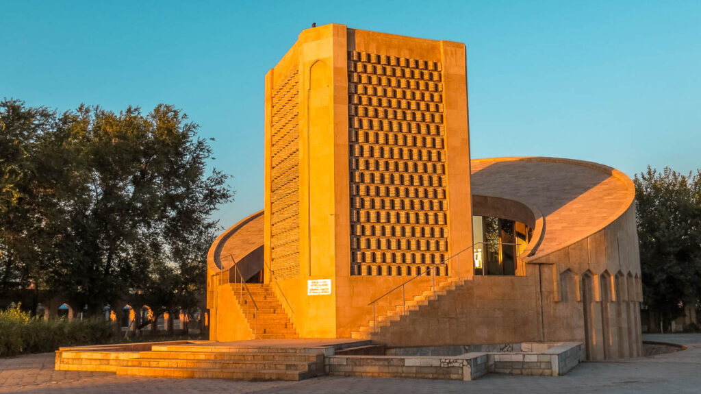 Complejo de Imam Al-Bukhari, que le da el sol del atardecer.
