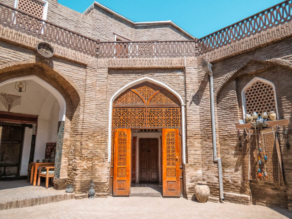 Un caravanserai por dentro, que hoy sigue funcionando como un hotel.