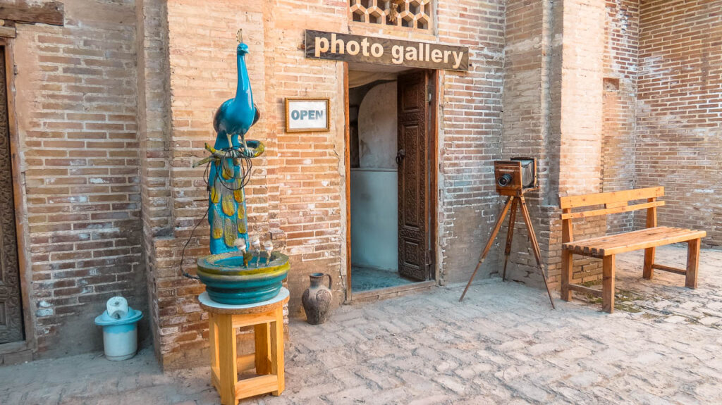 La modesta entrada a Galería de Fotos de Bukhara (Photo Gallery)