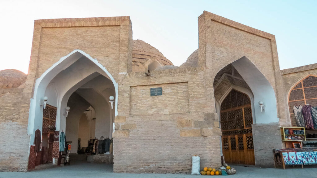 Toqi Telpakfurushon, uno de los bazares cubiertos que tienes que ver en Bukhara, desde afuera