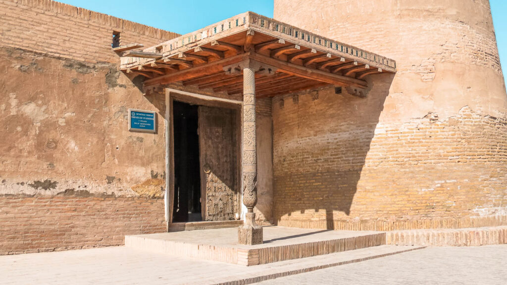 Humilde puerta de entrada a la Mezquita Juma, una de las cosas que ver en Khiva