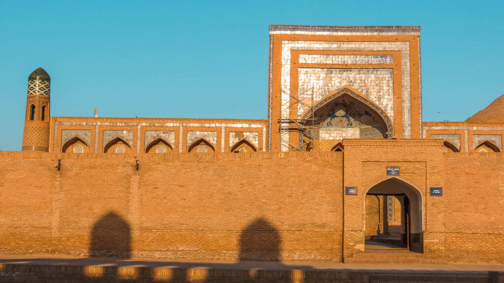 Madrasa de Allakuli Khan y caravanserai