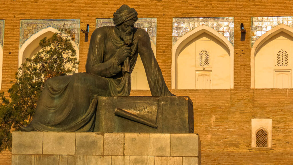 Estatua de Muhammad ibn Musa al-Khwarizmi, el padre del algoritmo.