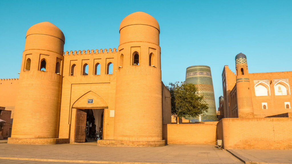 Puerta Oeste de acceso a Ichon-Qala en Khiva