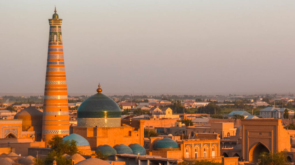 La Mezquita Juma desde la Fortaleza Kuhna Ark al atardecer