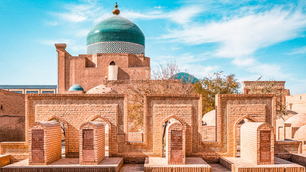 El Mausoleo de Pahlavan Mahmoud desde afuera