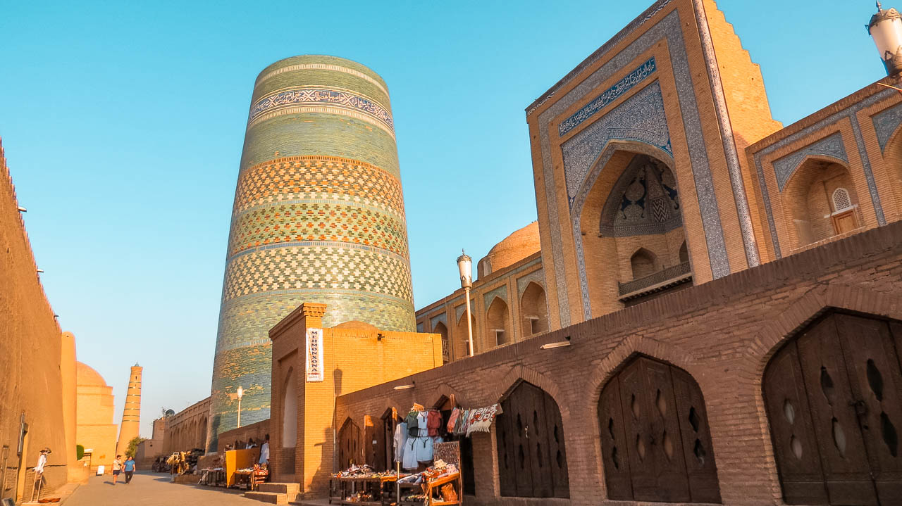 Minarete Kalta Minor y Madrasa de Mohammed Amin Khan en Khiva