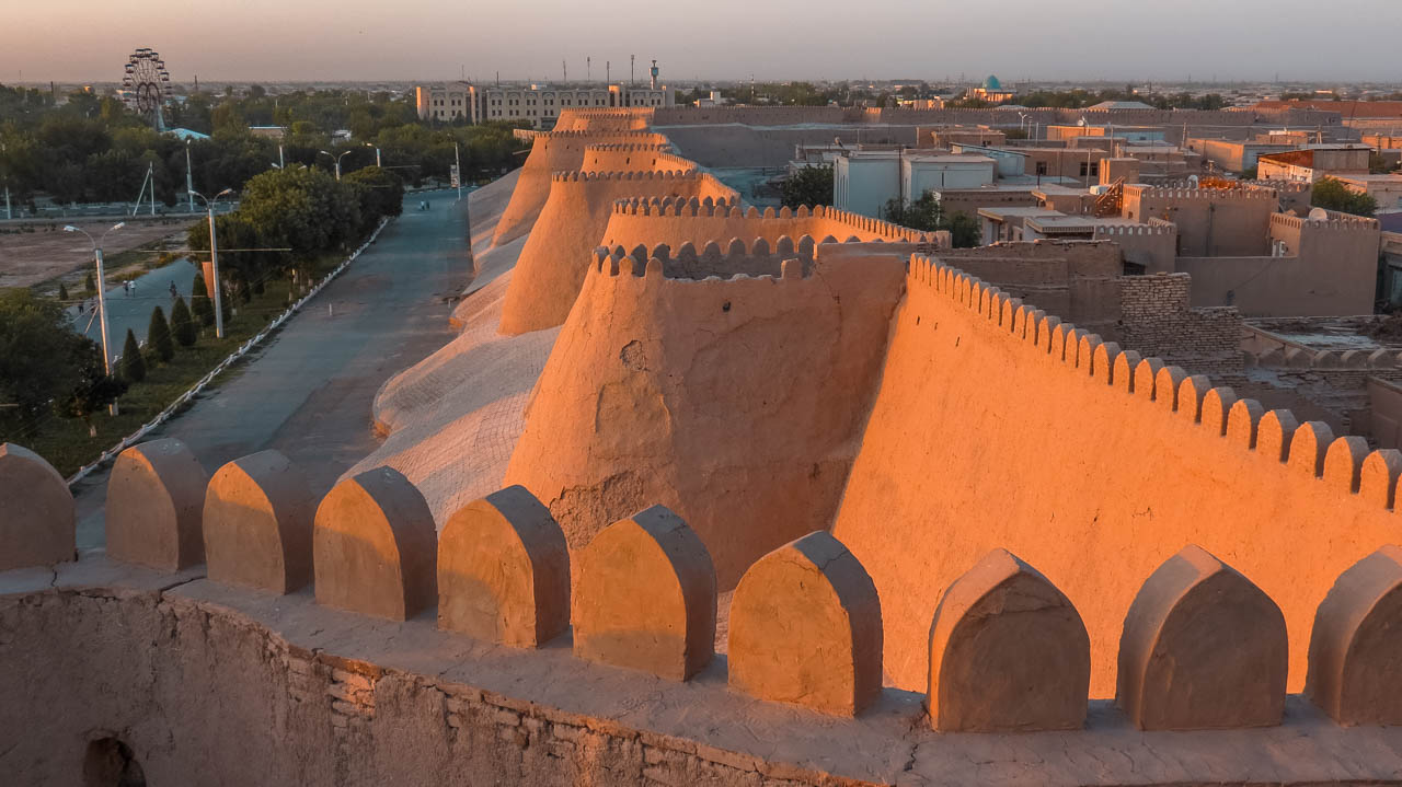 Murallas Ichon Qala desde la Watch Tower de la fortaleza de Kuhna Ark al atardecer